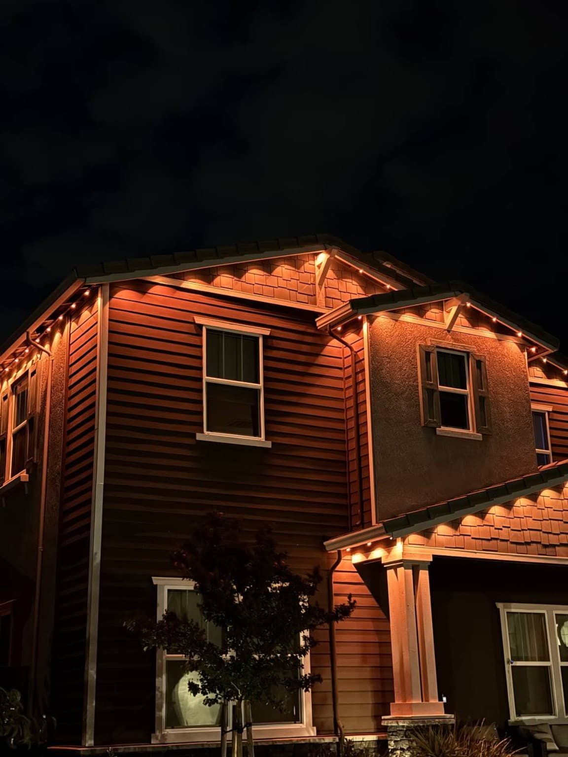 Amber architectural detail installed by SWFL Permanent Lighting