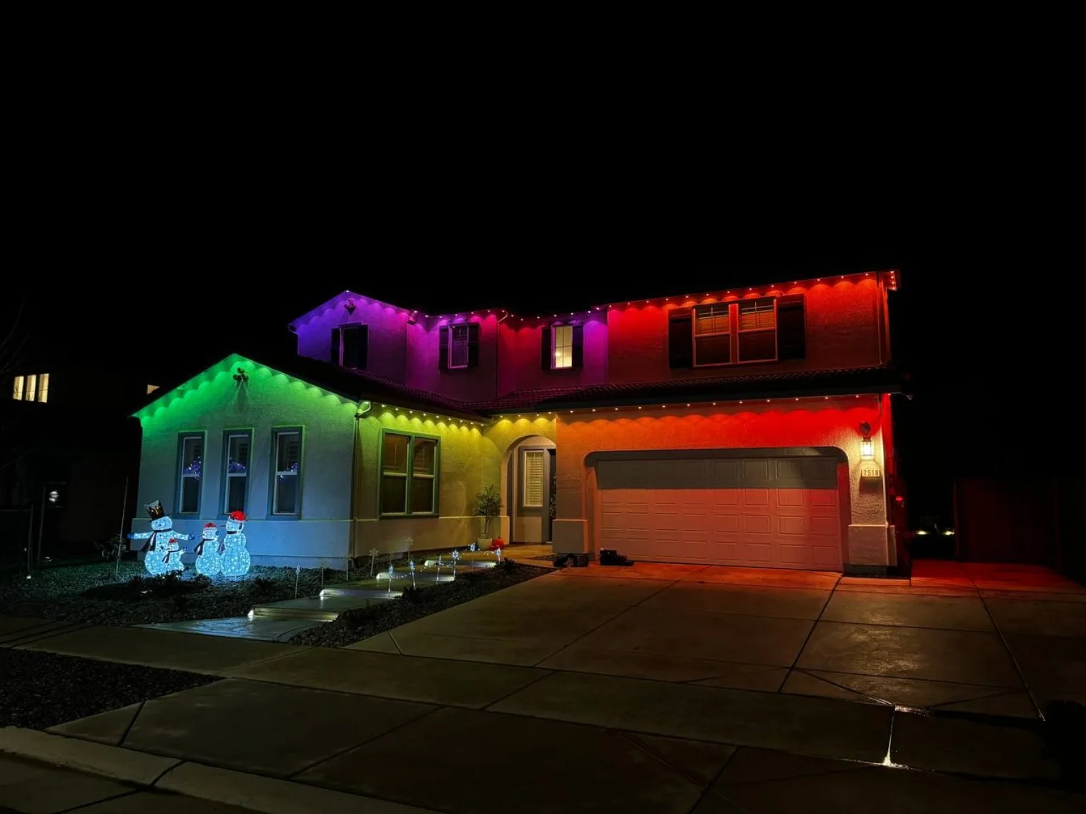 Holiday lighting colors on a home